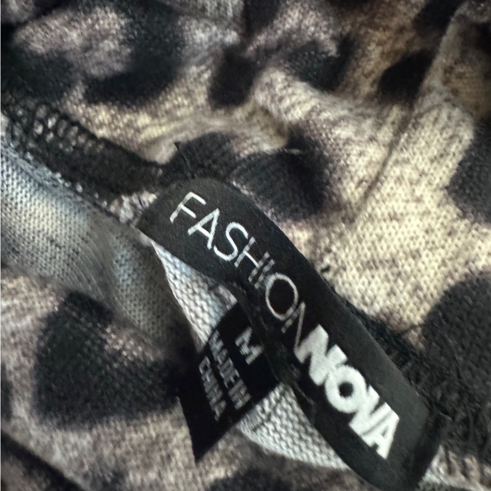 Fashion Nova Leopard Print Keyhole Mock Neck Top Medium Going Out Blouse Neutral - Picture 7 of 9